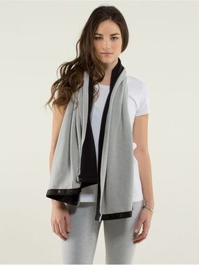 NWOT lululemon athletica Reversible Vinyasa RARE Stripe Gray & Black Wrap Scarf